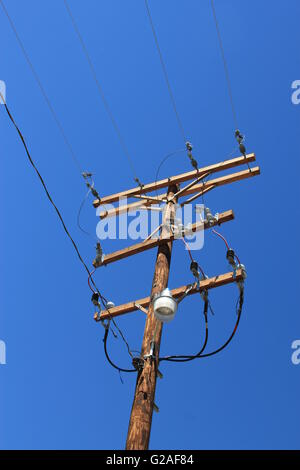 In prossimità di un traliccio di energia elettrica con i cavi di potenza Foto Stock