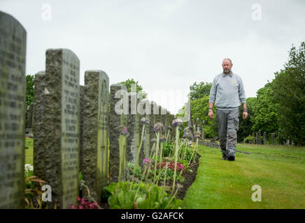 Graham Hobbs, che lavora come capo giardiniere per la Scozia alla Commissione delle tombe di guerra del Commonwealth, è raffigurato nella necropoli occidentale di Glasgow e precedendo la battaglia dello Jutland commemorazioni. Foto Stock