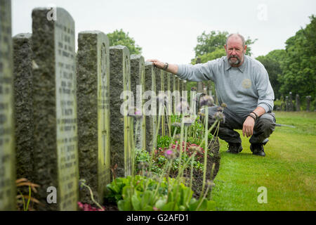 Graham Hobbs, che lavora come capo giardiniere per la Scozia alla Commissione delle tombe di guerra del Commonwealth, è raffigurato nella necropoli occidentale di Glasgow e precedendo la battaglia dello Jutland commemorazioni. Foto Stock