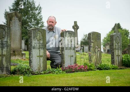 Graham Hobbs, che lavora come capo giardiniere per la Scozia alla Commissione delle tombe di guerra del Commonwealth, è raffigurato nella necropoli occidentale di Glasgow e precedendo la battaglia dello Jutland commemorazioni. Foto Stock