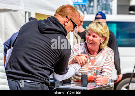 Emmaboda, Svezia - 14 Maggio 2016: la foresta e il trattore (Skog och traktor) fiera. Forte femmina senior vincente nel braccio su wrestling Foto Stock