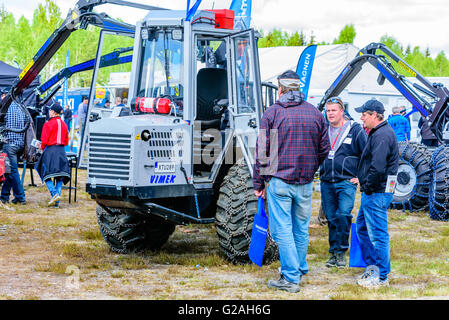 Emmaboda, Svezia - 14 Maggio 2016: la foresta e il trattore (Skog och traktor) fiera. Addetto alle vendite parla con i visitatori circa l'Vimek per Foto Stock