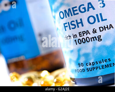 Omega 3 olio di pesce proteina eich in EPA e DHA 1000mg capsule in una impostazione di studio Foto Stock