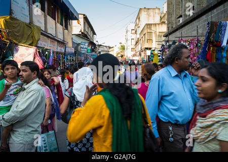 Un mercato di strada vicino a Vishrambaug Wada a Pune, Maharashtra, India. Foto Stock