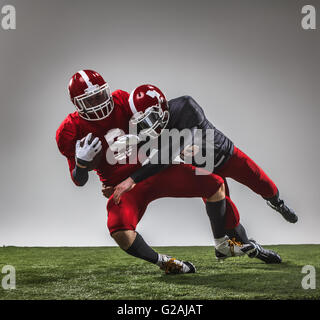 I due american football giocatori in azione Foto Stock