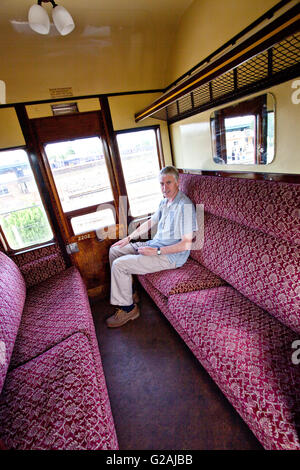 Un passeggero è in un edificio restaurato del corridoio di trasporto meno al Didcot Railway Centre, Oxfordshire, England, Regno Unito Foto Stock