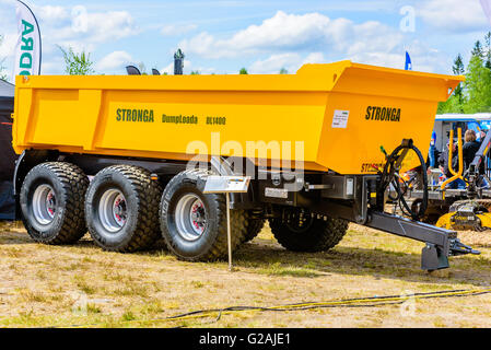 Emmaboda, Svezia - 14 Maggio 2016: la foresta e il trattore (Skog och traktor) fiera. Stronga Dumploada DL1400 carico pesante rimorchio. Foto Stock