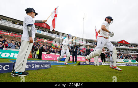 L'Inghilterra del Alastair Cook (destro) viene eseguito su a bat che necessitano di 20 per battere i 10.000 record run durante il giorno una delle Investec secondo Test Match a Emirates Riverside, Chester-Le-Street. Foto Stock