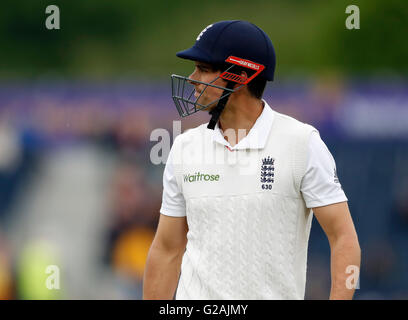 L'Inghilterra del Alastair Cook passeggiate fuori dopo essere stati catturati fuori per15 corre richiedono solo 20 per battere i 10.000 record run durante il giorno una delle Investec secondo Test Match a Emirates Riverside, Chester-Le-Street. Foto Stock