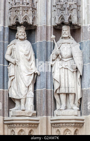 Santa Elisabetta cattedrale,portale settentrionale con le statue di San Ladislao e Sant'Emerico Kosice, Slovacchia, Europa Foto Stock