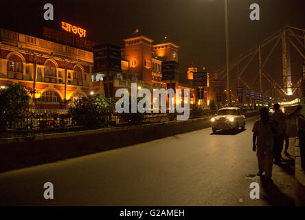 Stazione ferroviaria di Howrah di notte, Calcutta, West Bengal, India Foto Stock