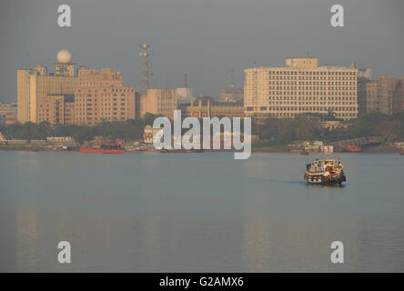 Fiume Hooghly e Kolkata skyline di sera, Calcutta, West Bengal, India Foto Stock