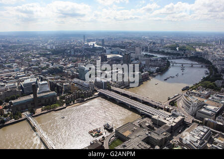 Una veduta aerea di Londra guardando dal Blackfriars Bridge verso Westminster Foto Stock