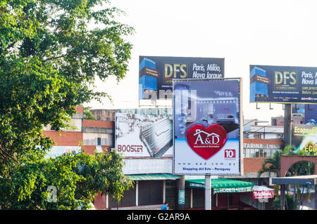 Ciudad del Este, pannelli pubblicitari, Paraguay Foto Stock