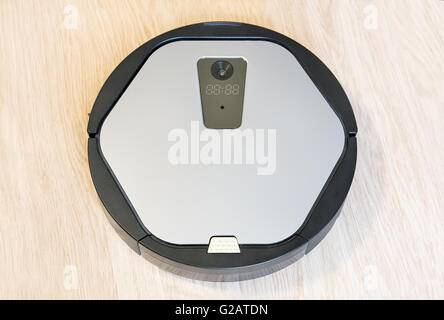 Il robot automatizzati aspirapolvere di una forma tondeggiante, è in grado di fare pulizia in hard-to-raggiungere punti. Foto Stock