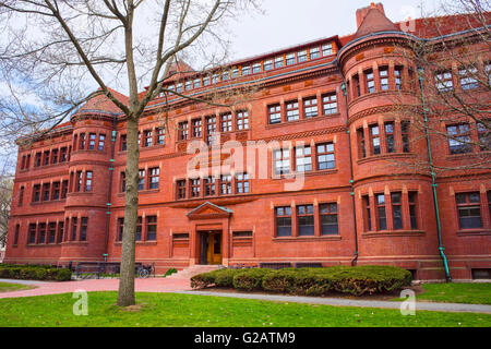 Cambridge, Stati Uniti d'America - 29 Aprile 2015: facciata orientale di Sever Hall di Harvard Yard presso la Harvard University, Massachusetts, MA, Stati Uniti d'America. Foto Stock