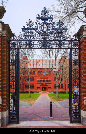 Cancello di ingresso e facciata orientale di Sever Hall di Harvard Yard in Harvard University di Cambridge, Massachusetts, MA, Stati Uniti d'America. Foto Stock