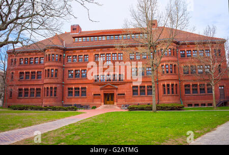 Cambridge, Stati Uniti d'America - 29 Aprile 2015: facciata orientale di Sever Hall di Harvard Yard in Harvard University, Massachusetts, MA, Stati Uniti d'America. Foto Stock