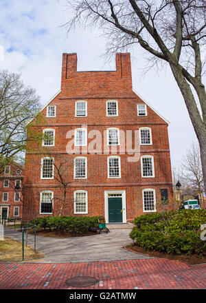 Cambridge, Stati Uniti d'America - 29 Aprile 2015: Massachusetts Hall di Harvard Yard dell'Università di Harvard, Massachusetts, MA, Stati Uniti d'America. Foto Stock