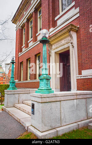 Cambridge, Stati Uniti d'America - 29 Aprile 2015: Robinson Hall di Harvard Yard in Harvard University di Cambridge, Massachusetts, MA, Stati Uniti d'America. Foto Stock