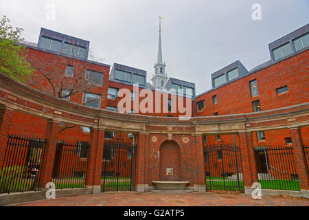 Cambridge, Stati Uniti d'America - 29 Aprile 2015: Guida all'Università di Harvard edificio in Harvard Yard a Cambridge, Massachusetts, MA, Stati Uniti d'America. Foto Stock