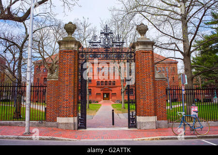 Cancello di ingresso e facciata orientale di Sever Hall a Harvard Yard in Harvard University di Cambridge, Massachusetts, MA, Stati Uniti d'America. Foto Stock