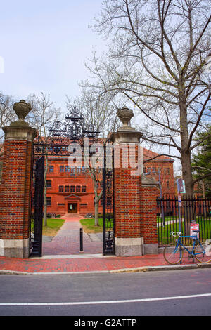 Cancello di ingresso e facciata orientale di Sever Hall di Harvard Yard in Harvard University di Cambridge, Massachusetts, MA, Stati Uniti d'America. È usato come la biblioteca, aula magna e aule per corsi differenti. Foto Stock