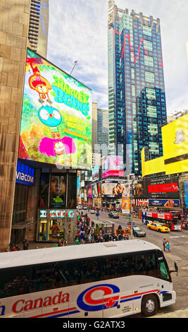 New York, Stati Uniti d'America - 25 Aprile 2015: Bivio in Times Square a New York, grattacieli di Manhattan a New York, Stati Uniti d'America. Foto Stock