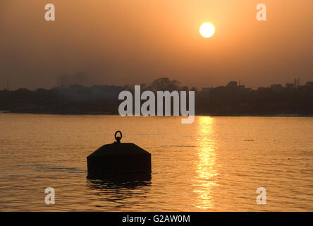 Tramonto sul Fiume Hooghly, Calcutta, West Bengal, India Foto Stock