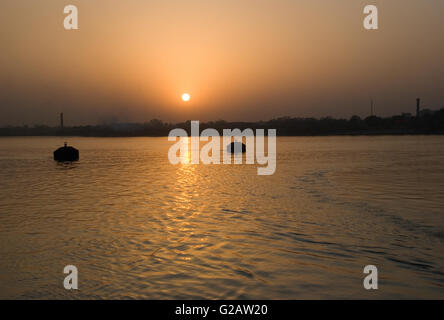 Tramonto sul Fiume Hooghly, Calcutta, West Bengal, India Foto Stock