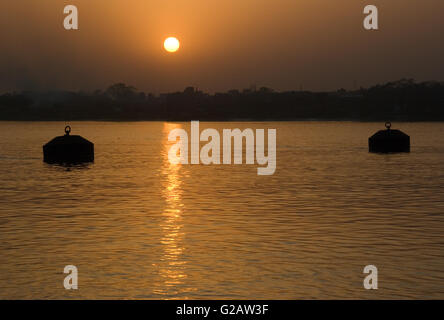 Tramonto sul Fiume Hooghly, Calcutta, West Bengal, India Foto Stock