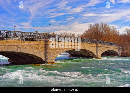 Ponte sopra Niagara e soglie sul fiume Niagara da parte americana nei pressi delle cascate del Niagara. Le Cascate del Niagara sono le cascate tra gli Stati Uniti d'America e il Canada. Foto Stock