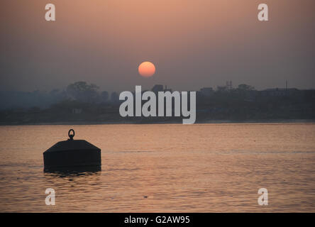 Tramonto sul Fiume Hooghly, Calcutta, West Bengal, India Foto Stock