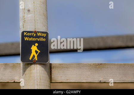Indicazione della Kerry Way, uno dell'Irlanda segnalati più lungo sentieri lungo il Ring of Kerry County Kerry, Irlanda. Foto Stock