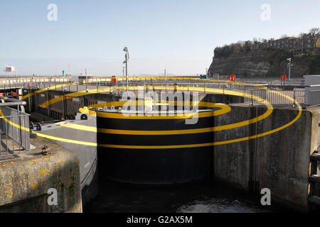 Illusione visiva opere d'arte alla baia di Cardiff di felice Varini - 3 ellissi per 3 serrature, illusione ottica arte pubblica Foto Stock