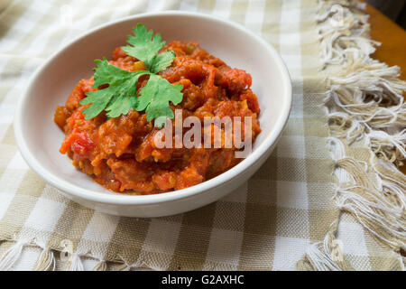 Nam Prik ONGS, di stile Tailandese del nord di carne macinata di maiale e pomodoro Pasta Relish dip. Molto famoso yummy piccante del peperoncino Salsa di pasta Foto Stock