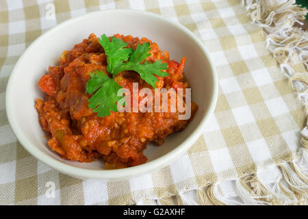 Nam Prik ONGS, di stile Tailandese del nord di carne macinata di maiale e pomodoro Pasta Relish dip. Molto famoso yummy piccante del peperoncino Salsa di pasta Foto Stock