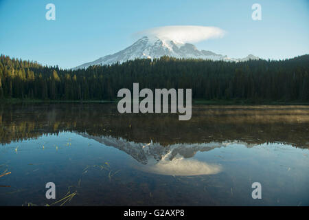 Vista superiore Mt Rainier dal lago di riflessione Foto Stock