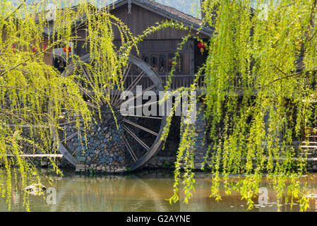 Casa tradizionale e ruota di acqua dal fiume nel villaggio Yunshuiyao, Nanjing County, provincia del Fujian, Cina Foto Stock