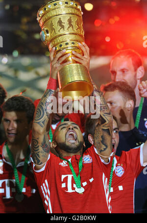 Il tedesco per la finale di coppa, Arturo Vidal dal vincitore Bayern Monaco celebra con la coppa. Foto Stock