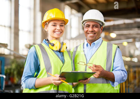 Giovane e maturo ingegneri Foto Stock