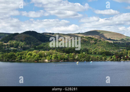 Ullswater (nel distretto del Lago), Cumbria, Regno Unito. Windsurf sul lago a inizio estate Foto Stock