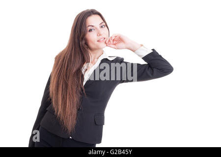 Corpo pieno della giovane donna di affari e pendente in appoggio il gomito sul bianco pubblicità e spazio di copia Foto Stock