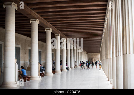 ATENE, Grecia - la Stoa di Attalos è una ricreazione degli anni '50 di un lungo padiglione che è stato originariamente costruito intorno al 150 a.C. Faceva parte dell'antica Agora (mercato). Oggi ospita il Museo dell'antica Agorà, che comprende oggetti in argilla, bronzo e vetro, sculture, monete e iscrizioni dal VII al V secolo a.C., oltre a ceramiche di epoca bizantina e alla conquista turca. Foto Stock