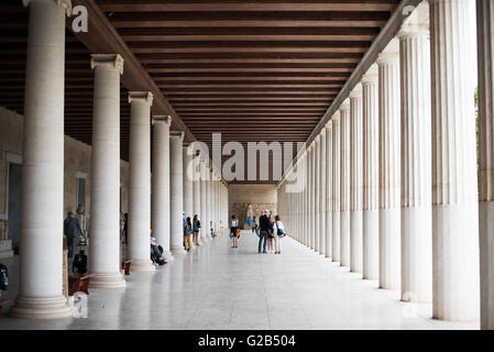 ATENE, Grecia - la Stoa di Attalos è una ricreazione degli anni '50 di un lungo padiglione che è stato originariamente costruito intorno al 150 a.C. Faceva parte dell'antica Agora (mercato). Oggi ospita il Museo dell'antica Agorà, che comprende oggetti in argilla, bronzo e vetro, sculture, monete e iscrizioni dal VII al V secolo a.C., oltre a ceramiche di epoca bizantina e alla conquista turca. Foto Stock