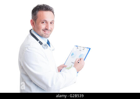 Manager in ospedale o dal medico analisi finanziaria grafici stampati sul foglio di appunti Foto Stock