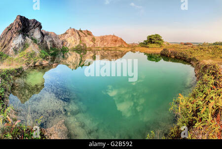 Lago Verde riflesso della montagna in Penang, Malaysia Foto Stock