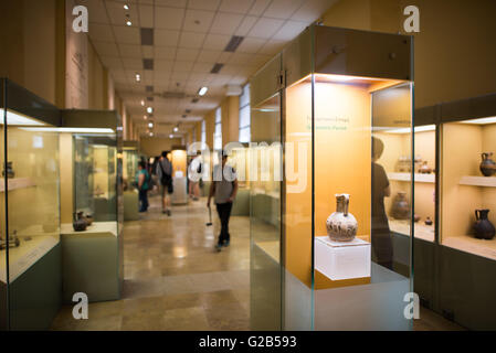 ATENE, Grecia - la Stoa di Attalos è una ricreazione degli anni '50 di un lungo padiglione che è stato originariamente costruito intorno al 150 a.C. Faceva parte dell'antica Agora (mercato). Oggi ospita il Museo dell'antica Agorà, che comprende oggetti in argilla, bronzo e vetro, sculture, monete e iscrizioni dal VII al V secolo a.C., oltre a ceramiche di epoca bizantina e alla conquista turca. Foto Stock