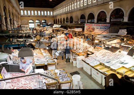 ATENE, Grecia — pesce fresco in vendita presso l'Agorà Dimotiki, nota anche come Agorà Varvakios, nel centro di Atene. Il mercato è il più grande mercato al dettaglio di cibo fresco della città, con file di bancarelle di pesce e frutti di mare al centro. Il Dimotiki Agora è una destinazione popolare sia per la gente del posto che per i turisti, offrendo uno sguardo alla cultura e al commercio tradizionali della cucina greca. Foto Stock