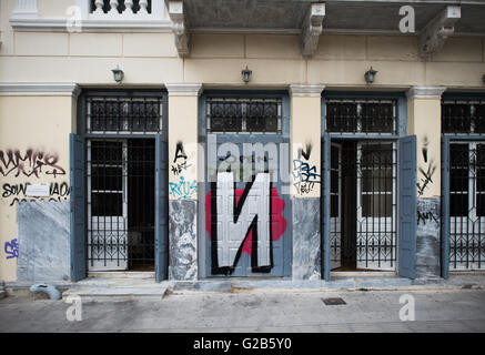 Dal momento che la crisi finanziaria ha colpito la Grecia vi è stata una esplosione di graffiti per le strade di Atene, la capitale della nazione. Questo è un esempio di alcuni dei colorati e spesso molto creative arte di strada. Foto Stock